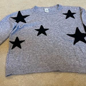 Pre-owned SWEET ROMEO grey sweater with black stars detail.